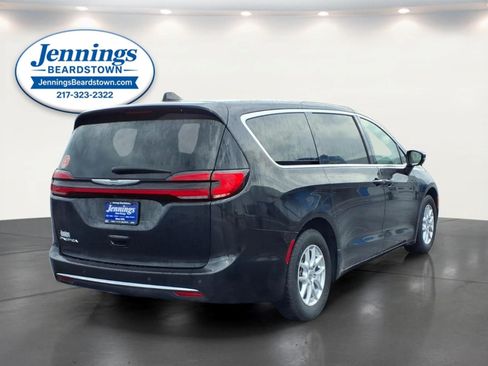 Used 2023 Chrysler Pacifica Touring-L FWD image 28