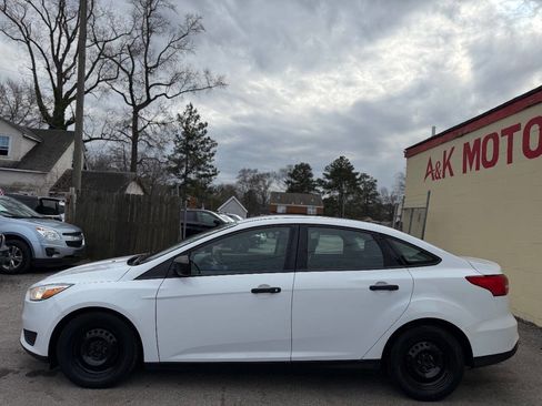 Used 2017 Ford Focus S image 4