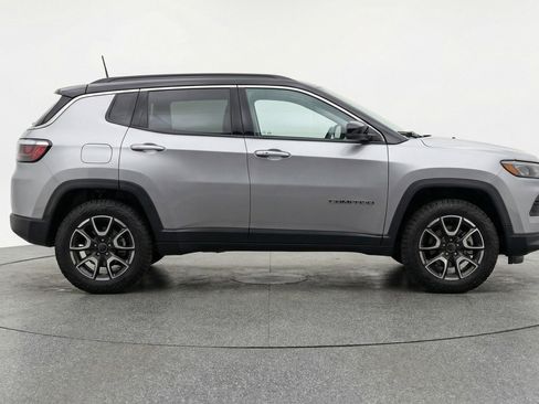 Used 2025 Jeep Compass Trailhawk AWD/4WD image 11