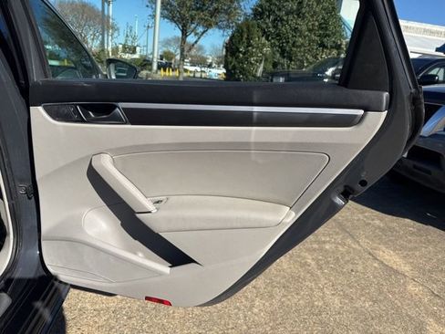 Used 2017 Volkswagen Passat 1.8T R-Line w/ R-Line Lighting Package image 20