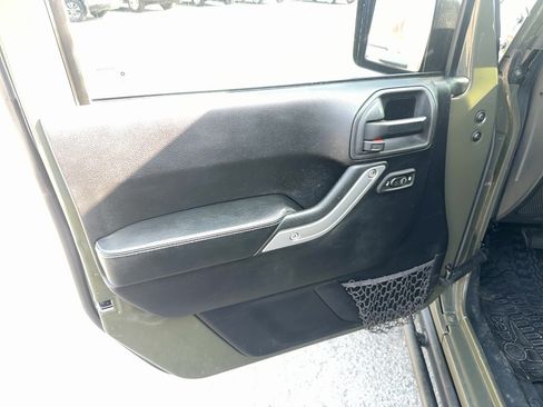 Used 2015 Jeep Wrangler Unlimited Rubicon AWD/4WD image 12