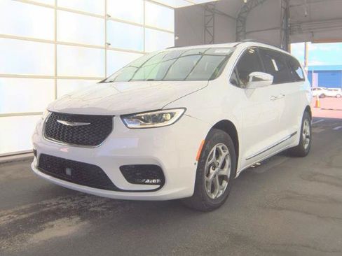 Used 2022 Chrysler Pacifica Limited AWD/4WD image 3
