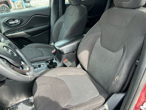 Used 2019 Jeep Cherokee Latitude w/ Popular Appearance Group image 12