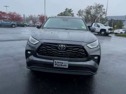 Used 2023 Toyota Highlander XLE image 3