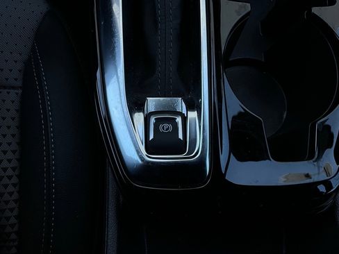 Used 2025 Chevrolet Trax LT image 21