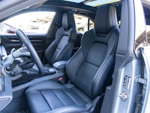Certified 2025 Porsche Macan Electric RWD image 5