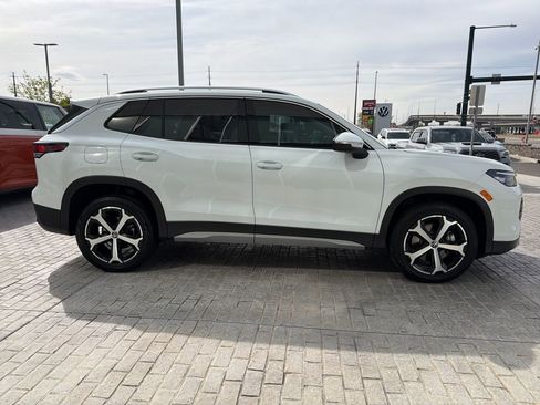 Certified 2025 Volkswagen Tiguan SE image 8