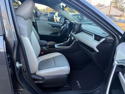 Used 2022 Toyota RAV4 XLE Premium image 25