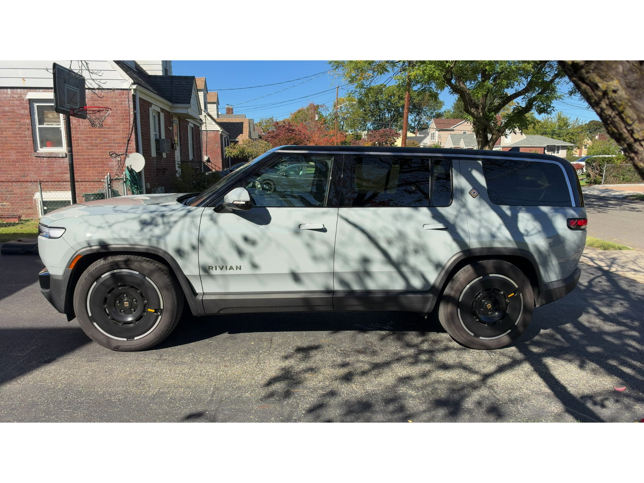 Used 2025 Rivian R1S Adventure Dual AWD/4WD image 2