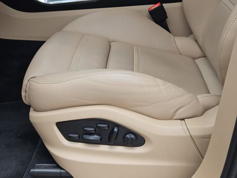 Certified 2023 Porsche Cayenne Turbo AWD/4WD image 23