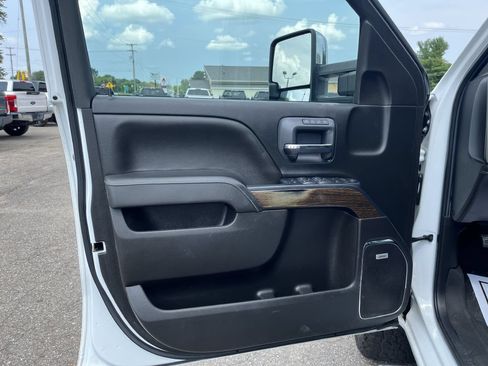 Used 2019 GMC Sierra 2500 Denali w/ Duramax Plus Package AWD/4WD image 18