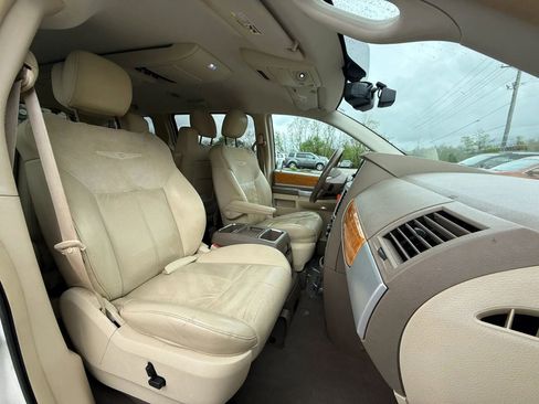 Used 2009 Chrysler Town & Country Limited w/ Entertainment Group #3 image 18