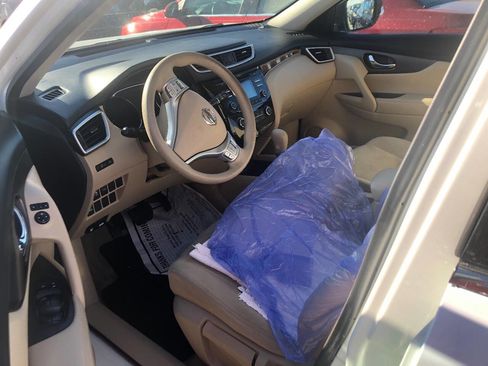 Used 2015 Nissan Rogue S image 2