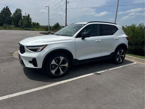 Used 2024 Volvo XC40 B5 Plus w/ Protection Package Premier AWD/4WD image 2