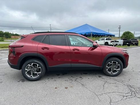 Used 2024 Chevrolet Trax LT w/ Sunroof Package FWD image 6