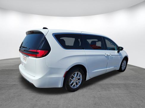 Used 2024 Chrysler Pacifica Touring-L FWD image 5