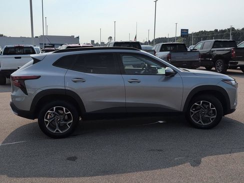 Used 2025 Chevrolet Trax LT FWD image 10