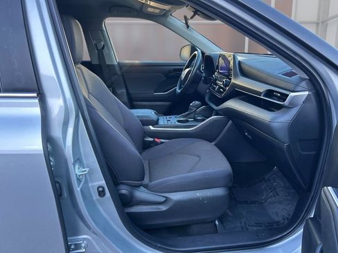 Used 2024 Toyota Highlander LE AWD/4WD image 21
