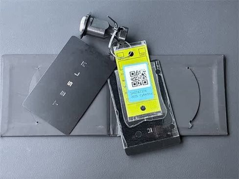 Used 2025 Tesla Cybertruck AWD Crew Cab image 37