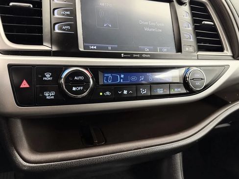 Used 2019 Toyota Highlander XLE AWD/4WD image 23