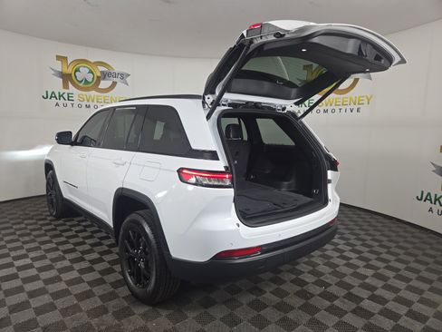 Certified 2025 Jeep Grand Cherokee Altitude image 33