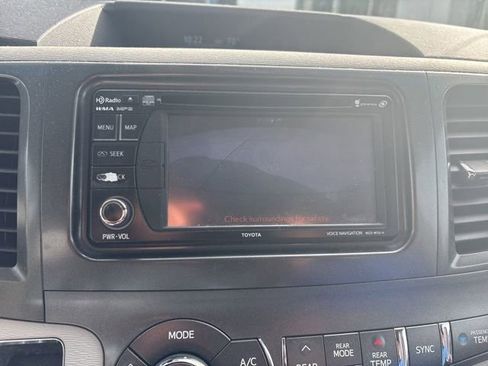 Used 2014 Toyota Sienna XLE image 3