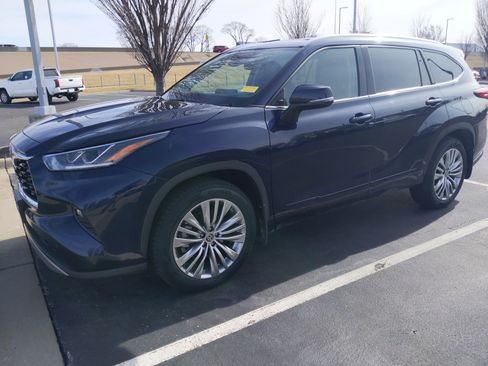 Certified 2022 Toyota Highlander Platinum image 5