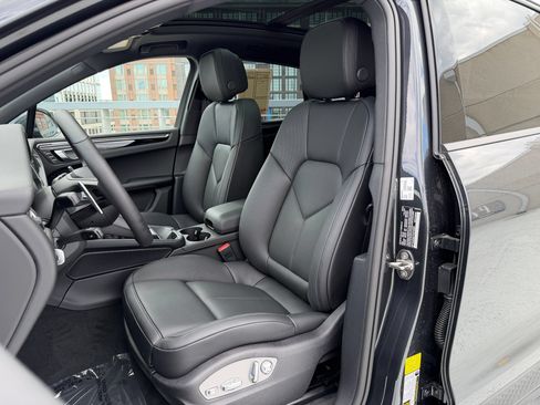 Certified 2026 Porsche Macan AWD/4WD image 5