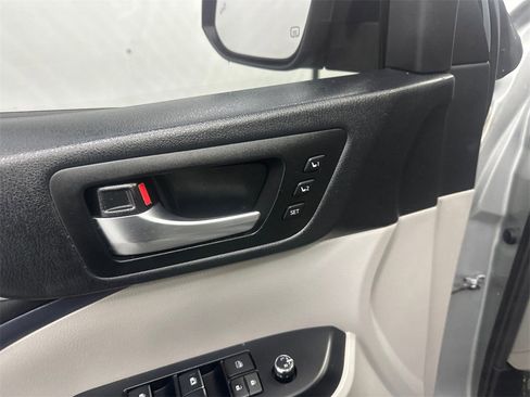Used 2019 Toyota Highlander Limited Platinum image 12