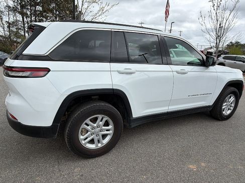 Certified 2024 Jeep Grand Cherokee Laredo AWD/4WD image 8