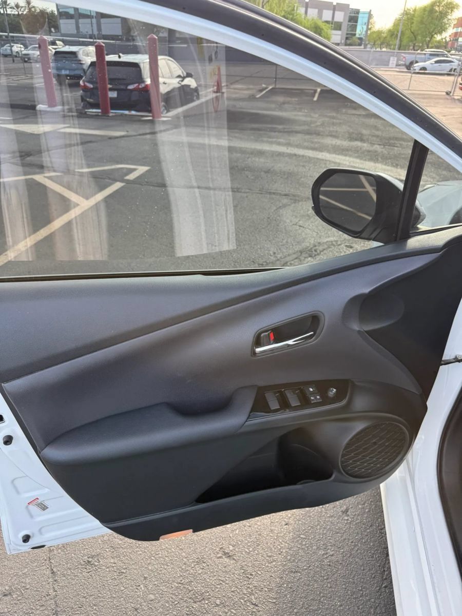 Used 2021 Toyota Prius LE FWD image 4