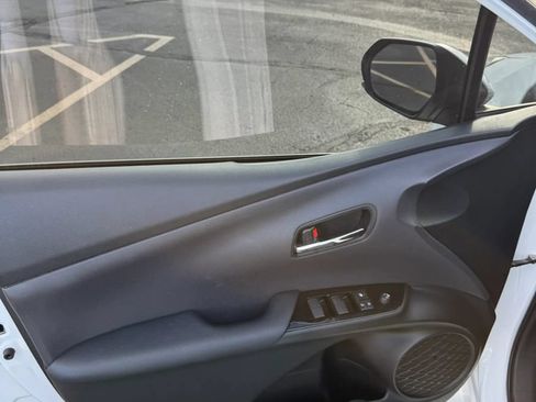 Used 2021 Toyota Prius LE FWD image 4