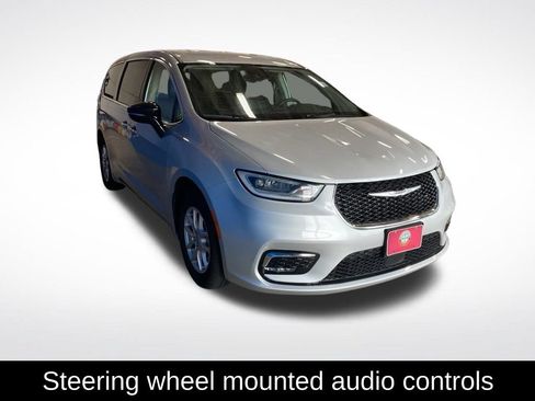 Used 2024 Chrysler Pacifica Touring-L FWD image 13