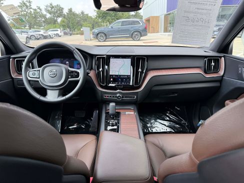 Used 2023 Volvo XC60 B5 Plus AWD/4WD image 18