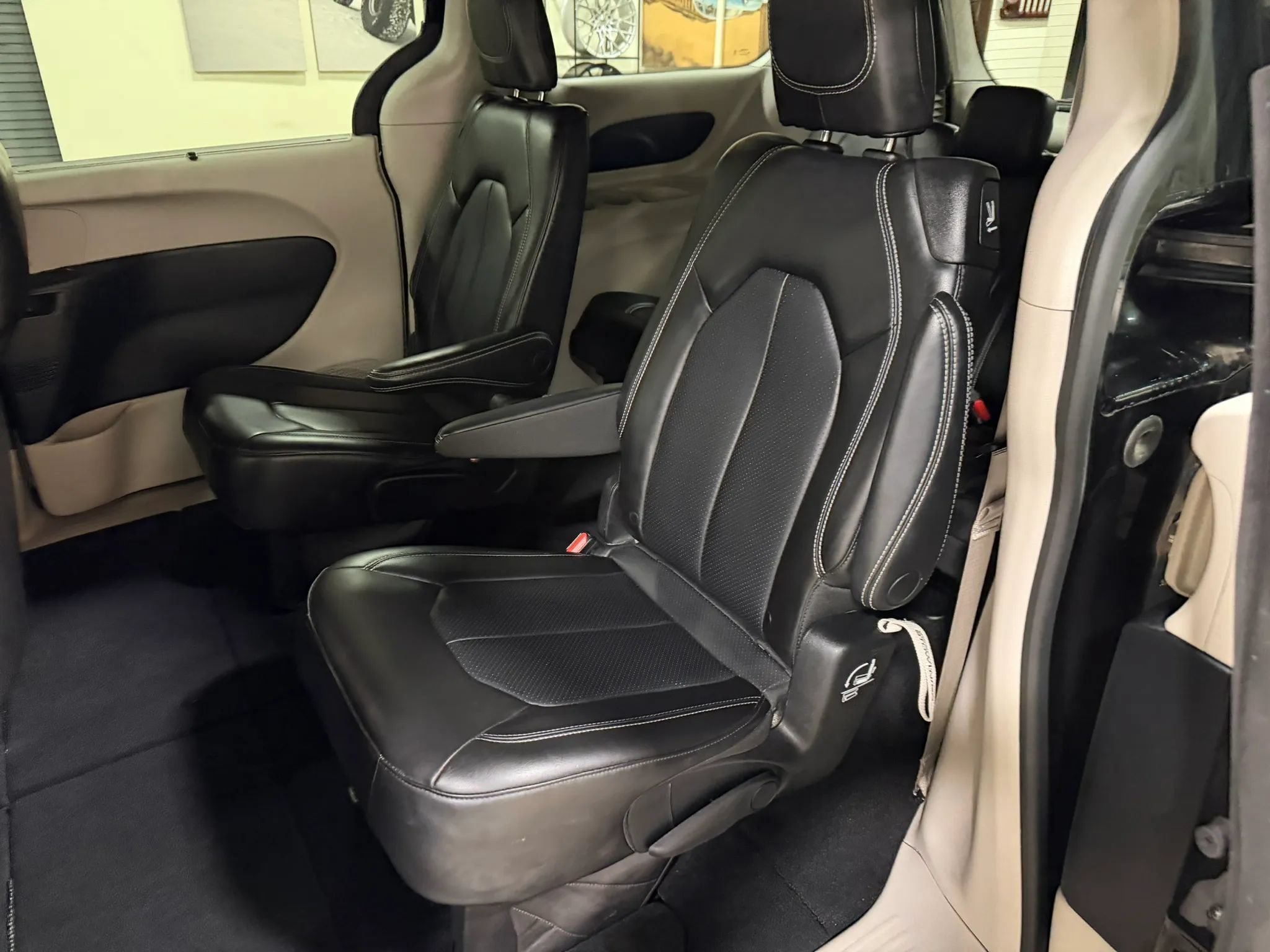 Used 2023 Chrysler Pacifica Touring-L FWD image 27