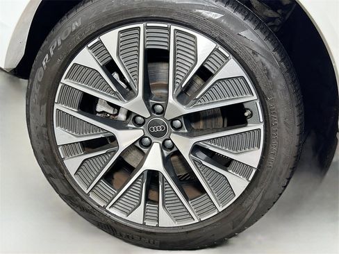 Used 2024 Audi Q8 e-tron Premium Plus image 30