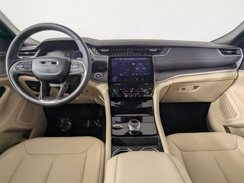 Used 2025 Jeep Grand Cherokee Limited image 16