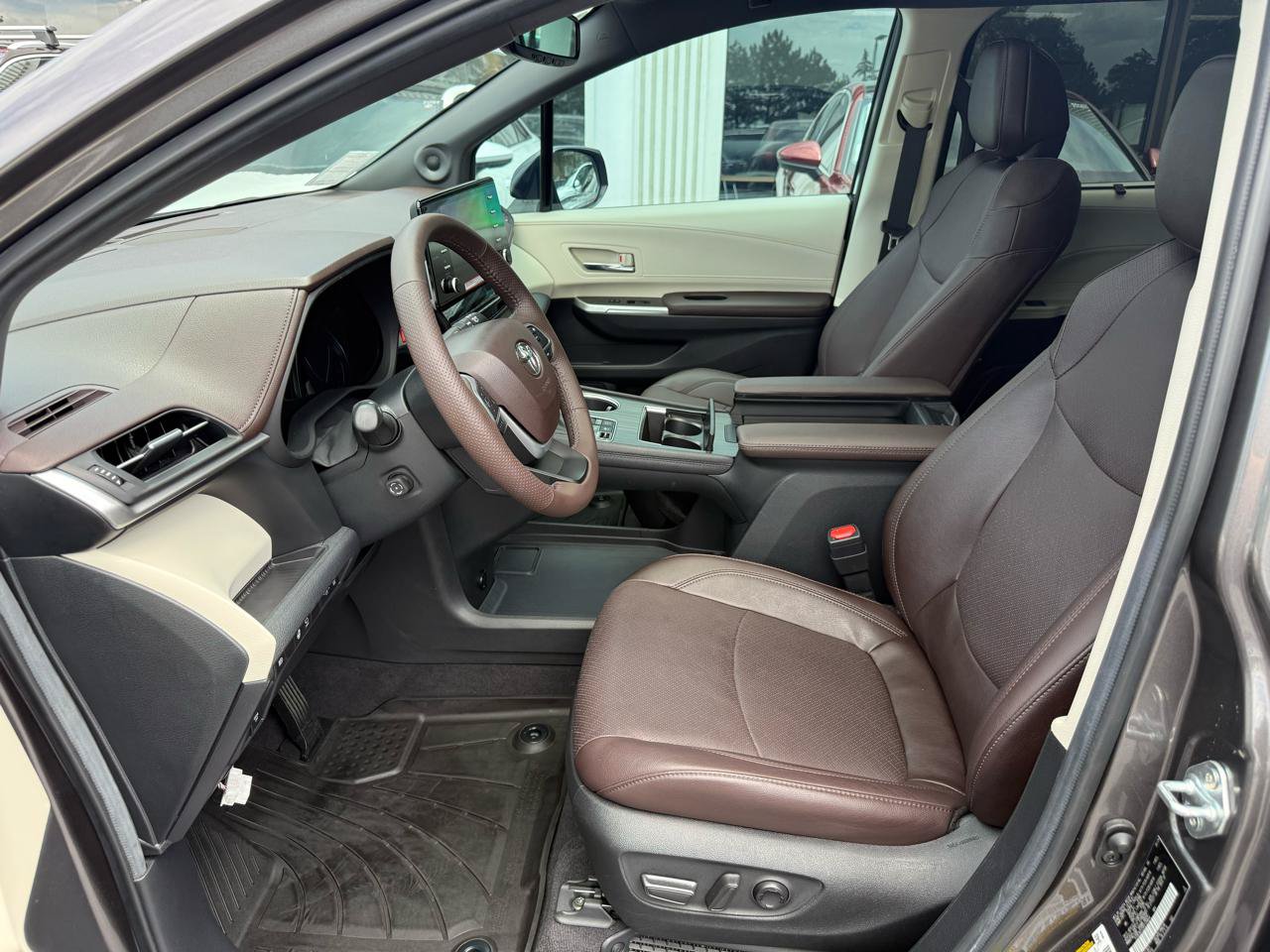 Used 2024 Toyota Sienna Platinum AWD/4WD image 4