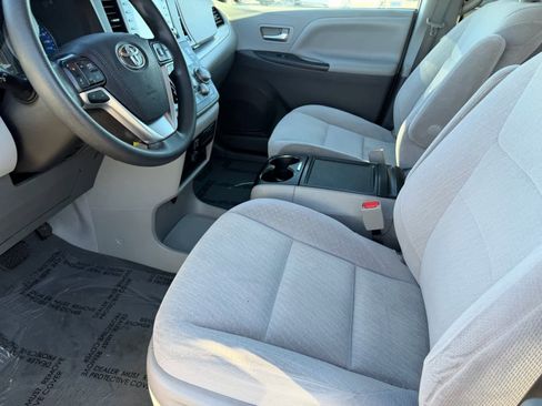Used 2020 Toyota Sienna LE image 19