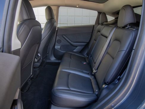 Used 2021 Tesla Model Y Long Range image 16