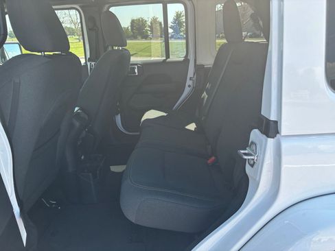Used 2025 Jeep Wrangler Sahara image 24