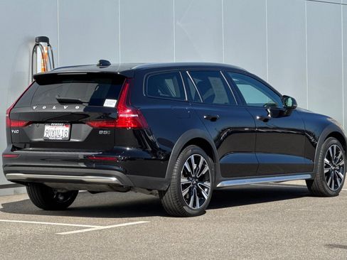 Used 2025 Volvo V60 B5 Cross Country Ultra w/ Protection Package Premier image 5