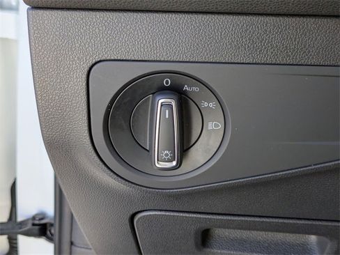 Used 2021 Volkswagen Tiguan SE image 16