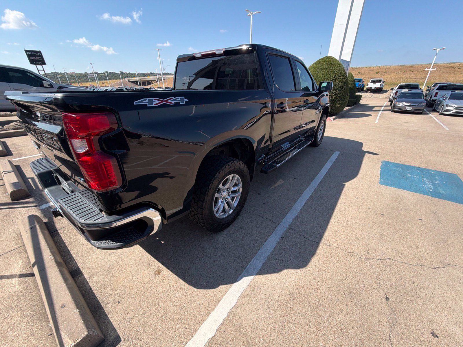 Used 2021 Chevrolet Silverado 1500 LT AWD/4WD image 15