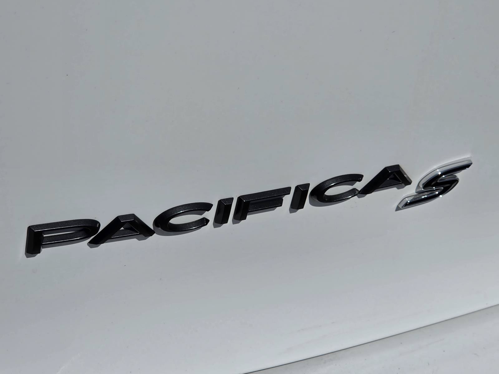 Used 2025 Chrysler Pacifica Limited FWD image 8