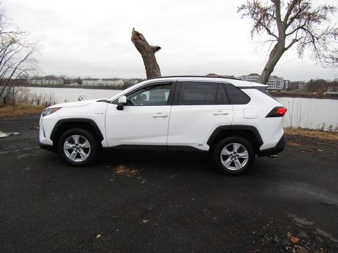 Used 2021 Toyota RAV4 LE image 4