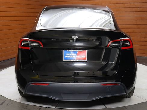 Used 2021 Tesla Model Y Long Range image 12
