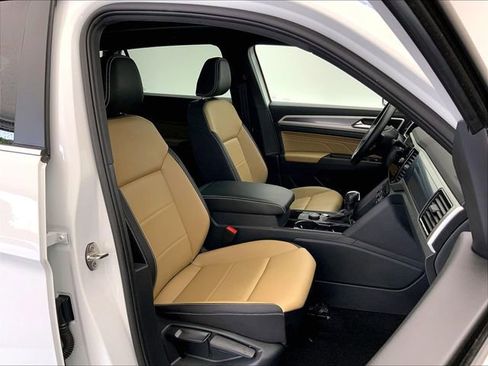 Certified 2023 Volkswagen Atlas Cross Sport SE w/ Panoramic Sunroof Package AWD/4WD image 17