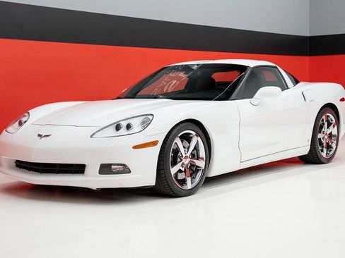 Used 2009 Chevrolet Corvette Coupe w/ Z51 Performance Package RWD image 25