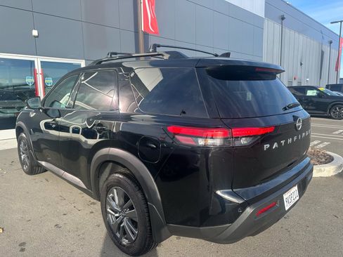 Certified 2025 Nissan Pathfinder SV image 3